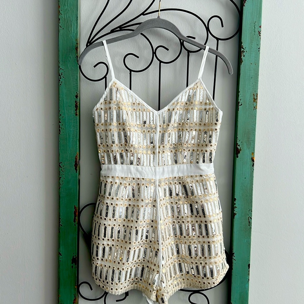 🤩🤩🤩 NBD REVOLVE BRAND SIZE SMALL NWOT ZIP BACK 🤩🤩🤩